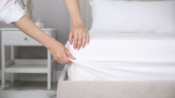 Error común | Cada cuánto hay que cambiar realmente las sábanas de la cama, según los especialistas