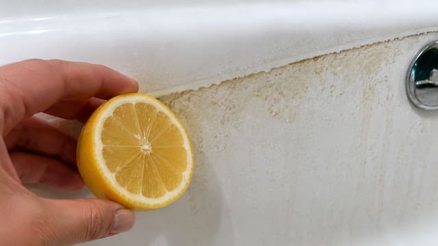 Sacar el sarro de la bañera con limón: para qué sirve y por qué lo recomiendan