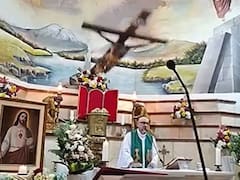 Un sacerdote murió aplastado por una cruz durante una misa transmitida en vivo: la impactante frase que dijo antes