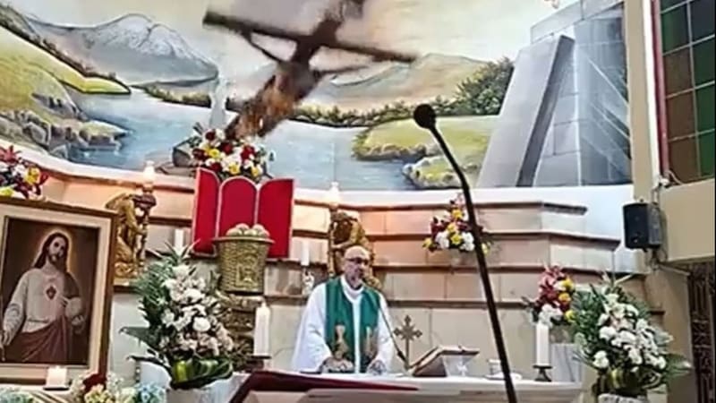 Un sacerdote murió aplastado por una cruz durante una misa transmitida en vivo: la impactante frase que dijo antes.