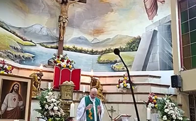 Un sacerdote murió en un accidente con la cruz de la Iglesia mientras daba misa.