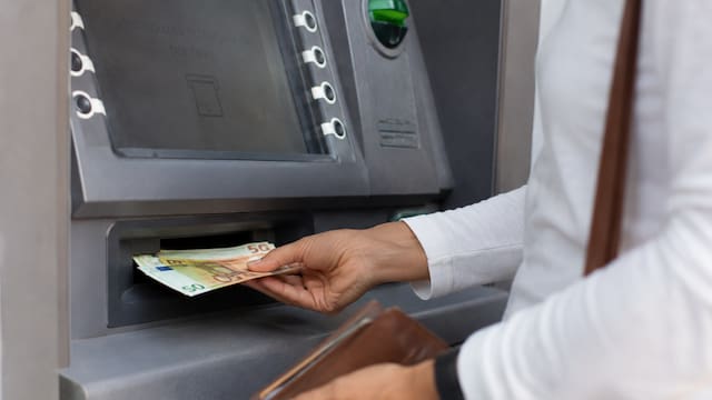Sacudida en los bancos: las familias reducen sus depósitos en 4700 millones de euros en solo un mes