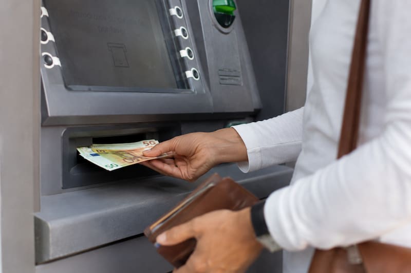 Oficial | Cierran las oficinas bancarias el martes 8 de septiembre y no se podrán realizar operaciones presenciales (foto: ChatGPT)