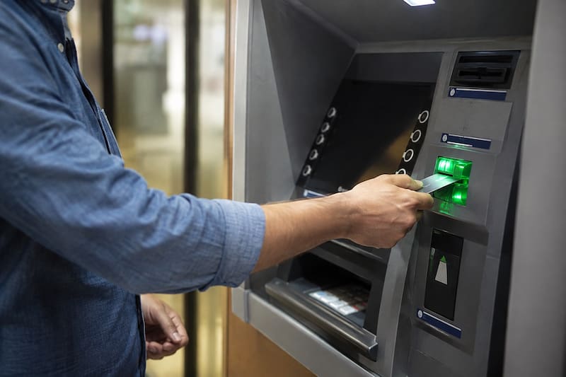 Sacudida en los bancos: las familias reducen sus depósitos en 4700 millones de euros en solo un mes (foto: ChatGPT)