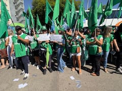 Acorralado por los gremios docentes, Pullaro cede ante sus demandas y llama a paritarias