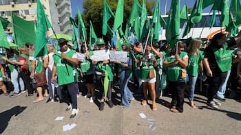Acorralado por los gremios docentes, Pullaro cede ante sus demandas y llama a paritarias