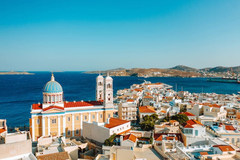 La isla invita a un viaje por el tiempo a través de sus festivales de cine, jazz y el célebre Festival Internacional del Egeo.