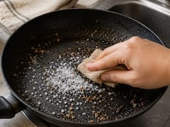 Poner sal gruesa en una sartén: para qué sirve y cuándo recomiendan hacerlo