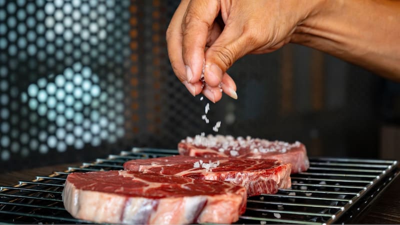 Los chefs recomiendan salar la carne antes de cocinarla.