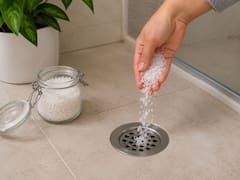 Poner sal gruesa en el desagüe del baño una vez por semana: para qué sirve y cuáles son sus beneficios