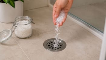 Poner sal gruesa en el desagüe del baño una vez por semana: para qué sirve y cuáles son sus beneficios