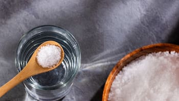 Mezclar sal y agua oxigenada: para qué sirve y por qué recomiendan hacerlo