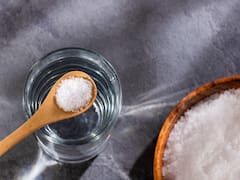 3 cucharadas de sal en 1 litro de agua tibia: para qué sirve esta mezcla y por qué recomiendan hacerla a la noche