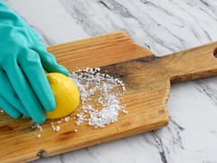Trucos domésticos: ¿sirve limpiar la tabla de madera con limón y sal?