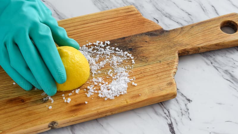 Trucos domésticos: ¿sirve limpiar la tabla de madera con limón y sal?