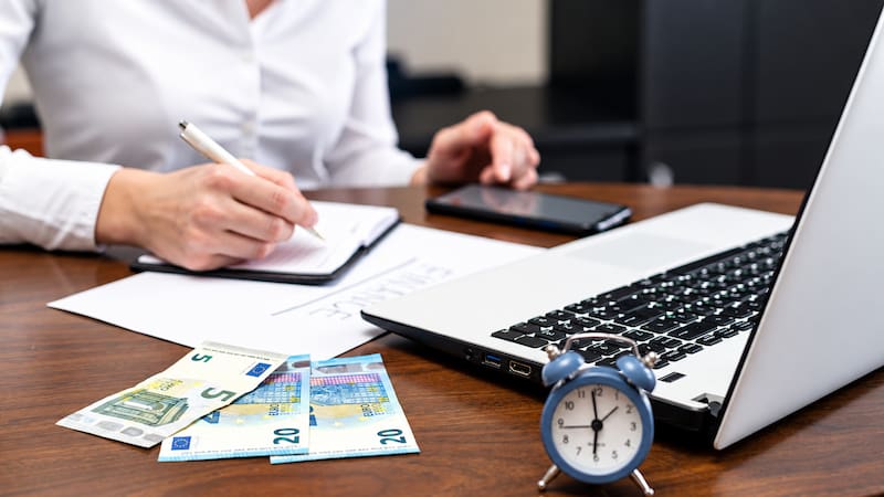 Cuando los retrasos en el pago de los salarios se repiten durante varios meses, el trabajador tiene el derecho de solicitar judicialmente la extinción del contrato de trabajo.
