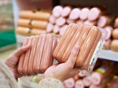 Alerta por salchichas sospechosas: detectan ingredientes peligrosos que les dan el color rosado y advierten no consumirlas