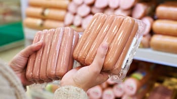 Alerta por salchichas sospechosas: detectan ingredientes peligrosos que les dan el color rosado y advierten no consumirlas