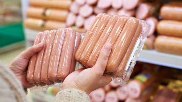 Alerta por salchichas sospechosas: detectan ingredientes peligrosos que les dan el color rosado y advierten no consumirlas