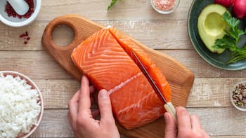 ALERTA SANITARIA | Ordenan la retirada de este salmón tras detectar una peligrosa bacteria mortal