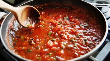 Ni azúcar ni miel: el truco casero para quitar la acidez de la salsa de tomate y dejarla exquisita