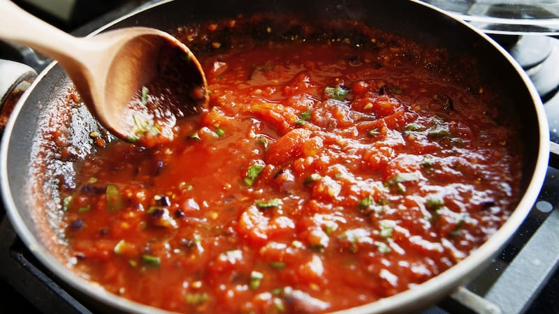 El truco casero para quitarle la acidez a la salsa de tomate.