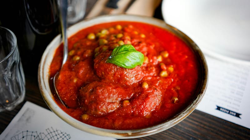 Cómo quitar la acidez de la salsa de tomate sin azúcar.