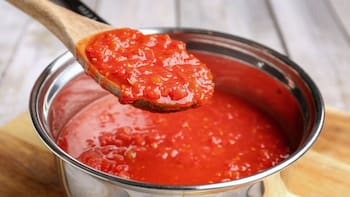 El truco de dos cocineros españoles para potenciar el sabor del tomate: “Lo mejor es dejarlo reposar entre 5 y 10 minutos antes de comerlo”