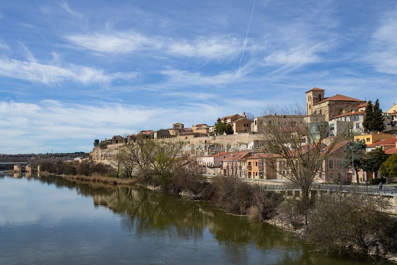 conocida por sus cañones, bosques y paisajes junto al río Duero. Su historia particular lo convirtió en un caso diferente dentro del fenómeno de la despoblación rural.