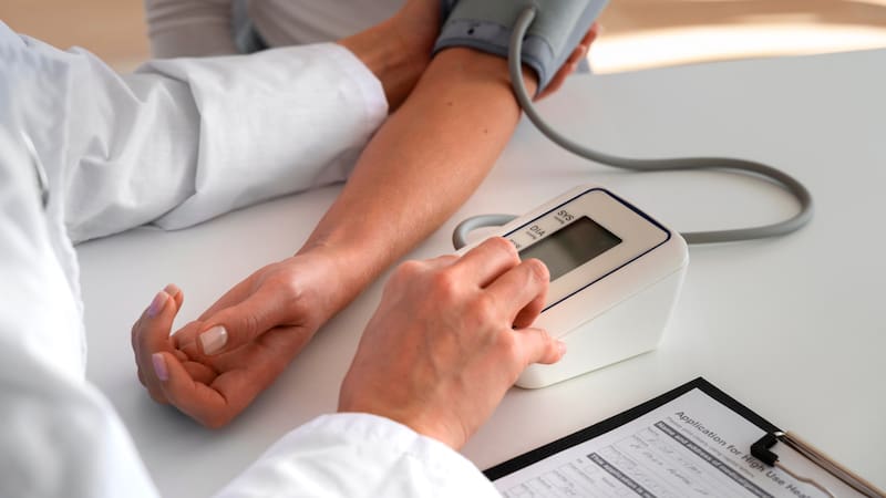Presión arterial: qué le pasa al cuerpo cuando pasás muchas horas sentado.