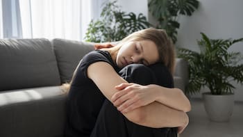 Un estudio de psicología sostiene que las personas criadas sin elogios parecen autosuficientes, pero en realidad buscan validación