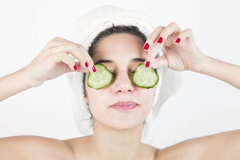 Los cambios de color e hinchazón bajo los ojos suelen ser inofensivos. No obstante, puedes mejorar su apariencia con estos simples y eficaces tratamientos.