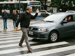 Qué significa saludar a los autos al cruzar la calle y por qué no se trata solo de “buena educación”