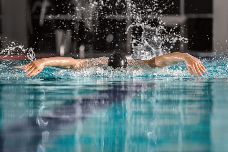 Además de fortalecer la salud cardiovascular, nadar promueve una mejor circulación sanguínea, mejora la resistencia física y permite entrenar con mayor intensidad con menor riesgo de lesionarse.