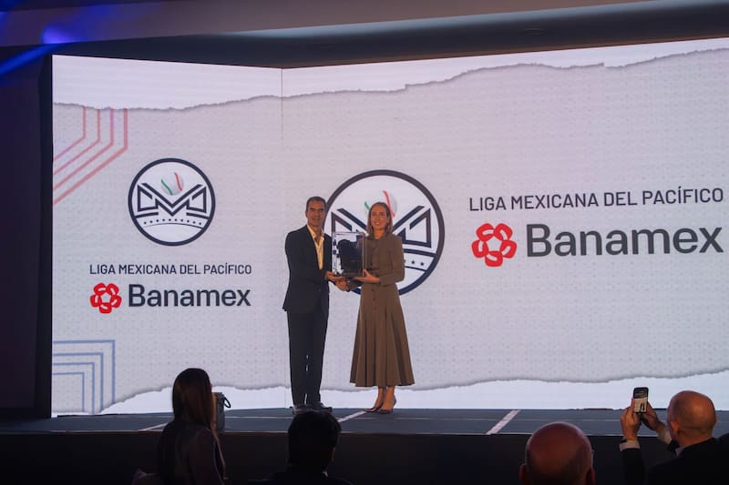 Salvador Escobar, presidente de la LMP, y Sinead O’Connor, directora corporativa de Banca de Consumo de Banamex.