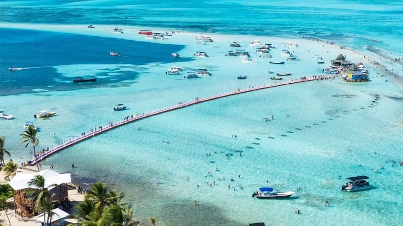 La playa de Sudamérica con un mar de 7 colores que hipnotiza al mundo.