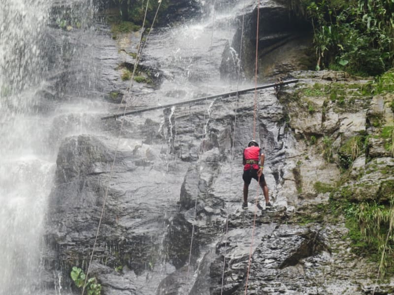 No es Cartagena ni Medellín, pero San Gil, en Santander, es un destino rodeado de montañas, ríos y senderos, con actividades de aventura, cascadas y espacios naturales para recorrer.