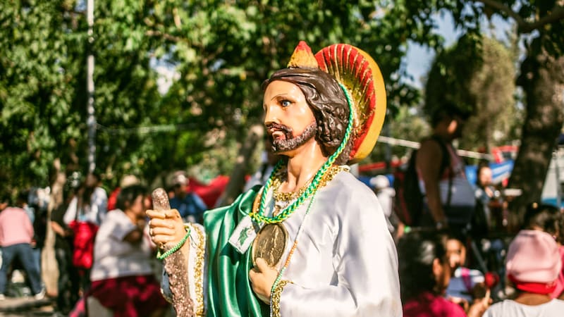 En las imágenes y estatuas de San Judas Tadeo, a menudo lo vemos sosteniendo un bastón o un libro, lo que simboliza su labor evangelizadora.