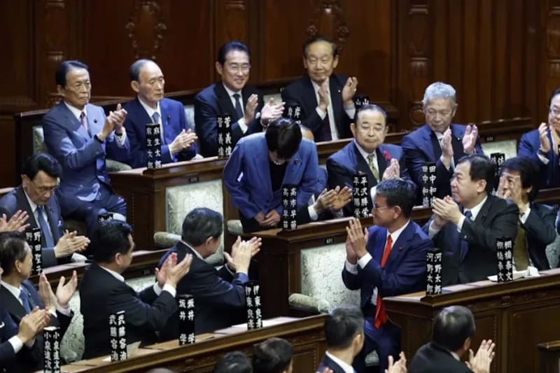 Sanae Takaichi, primera ministra de Japón, aplaudida por sus compañeros parlamentarios.