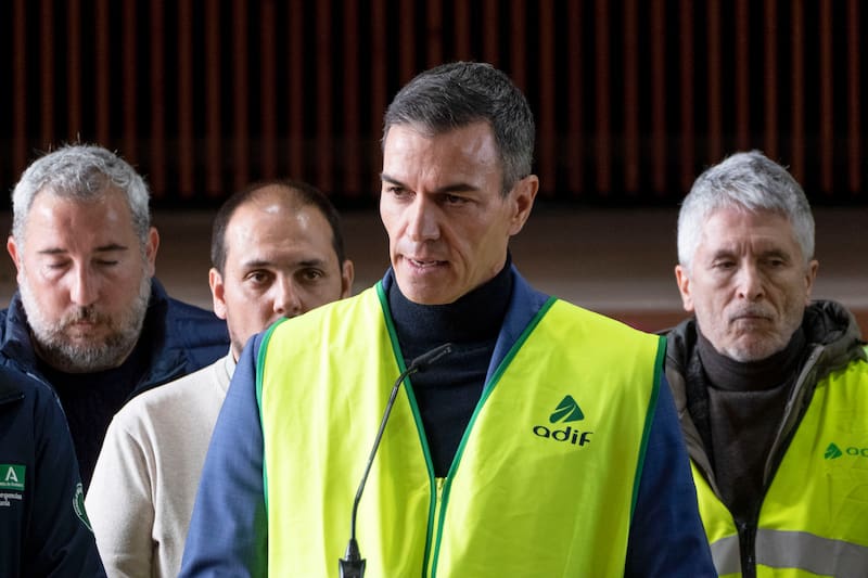 ADAMUZ (CÓRDOBA), 19/01/2026.- El presidente del Gobierno, Pedro Sánchez, ofrece declaraciones este lunes, en Adamuz (Córdoba), lugar donde se ha producido la tragedia ferroviaria. Sánchez ha asegurado este lunes desde el lugar donde se ha producido la tragedia ferroviaria de Adamuz, en Córdoba, que se dará con "la verdad" sobre la causa del accidente y se conocerá "la respuesta" al origen del siniestro que ha causado al menos 39 fallecidos. EFE/ David Arjona