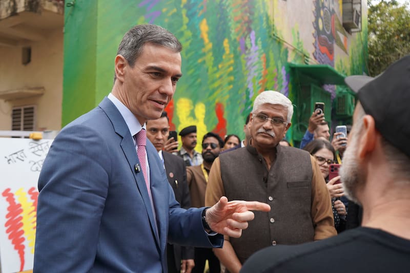 El jefe del Ejecutivo viajó a Nueva Delhi para participar en la IV Cumbre de Impacto de la Inteligencia Artificial y reunirse con líderes internacionales.