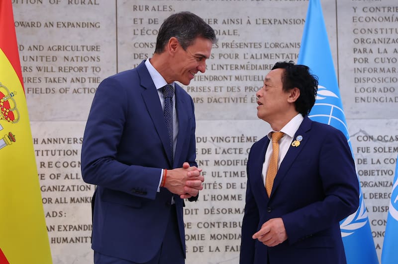 ROMA, 26/05/2026.- Encuentro que el presidente de Gobierno, Pedro Sánchez, ha mantenido con el director general de la Organización de las Naciones Unidas para Alimentación y la Agricultura (FAO), Dongyu Qu (d), en la sede de la FAO en Roma, este martes. EFE/Fernando Calvo/Moncloa