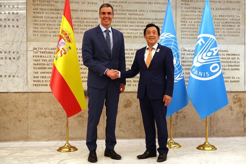 ROMA, 26/05/2026.- Encuentro que el presidente de Gobierno, Pedro Sánchez, ha mantenido con el director general de la Organización de las Naciones Unidas para Alimentación y la Agricultura (FAO), Dongyu Qu (d), en la sede de la FAO en Roma, este martes. EFE/Fernando Calvo/Moncloa