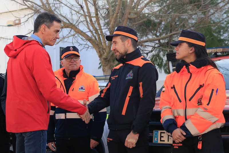 SAN ROQUE (CÁDIZ), 06/02/2026.- El presidente del Gobierno, Pedro Sánchez (i), conversa con miembros de Protección Civil durante la visita que ha realizado al Campo de Gibraltar para ver el Puesto de Mando Avanzado y sobrevolar la zona afectaday donde ha advertido este viernes que quedan "días largos" por delante debido a la llegada de nuevos frentes y borrascas, que dejarán más lluvias en las zonas afectadas por el temporal. EFE/ A.Carrasco Ragel