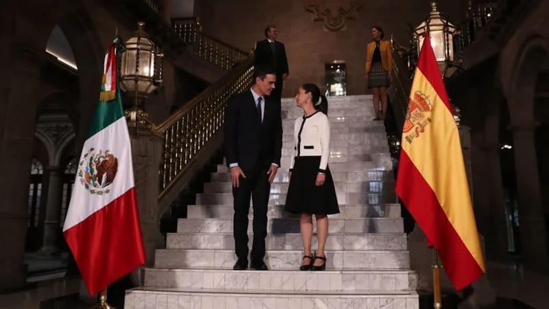 Sánchez y Sheinbaum cierran la polémica por la conquista de América con una reunión en Barcelona. Foto: EFE
