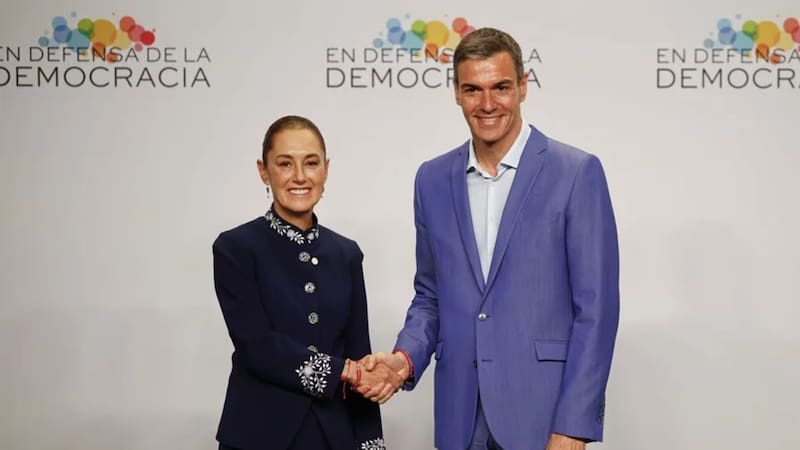 Sánchez y Sheinbaum cierran la polémica por la conquista de América con una reunión en Barcelona. Foto: EFE