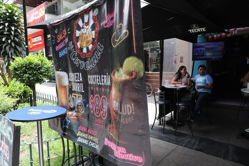 Fotografía que muestra la fachada de un bar este miércoles, en Ciudad de México (México)