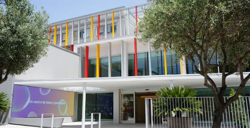 Inaugurado en 2022, el centro reúne asistencia e investigación en un edificio de cinco plantas y se financió con 37 millones de euros reunidos en la campaña #ParaLosValientes.