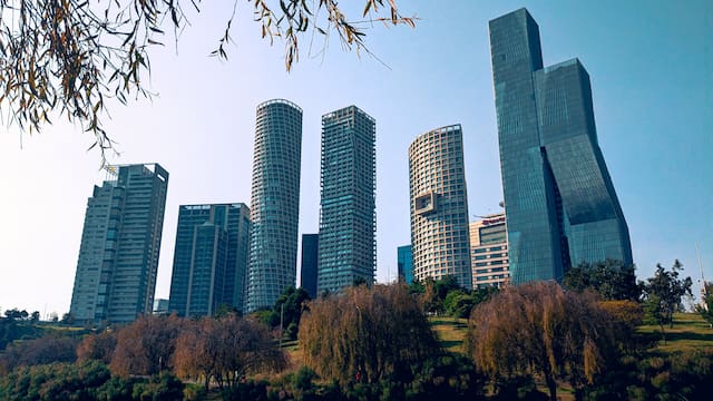UBS prevé mayor crecimiento económico para México, pero advierte que el ritmo de inversión es insuficiente