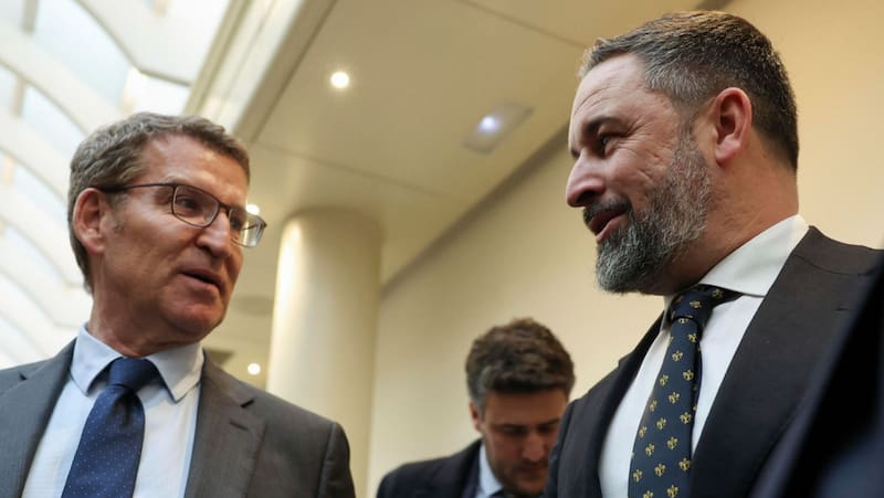 Las decisiones de las direcciones nacionales del PP y Vox influyen en el futuro político de la región y en la posible investidura.